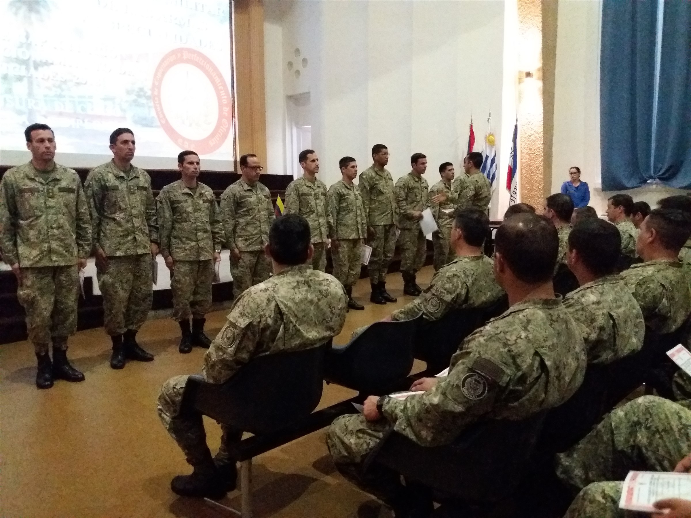 Entrega de diplomas a tenientes alumnos de la E.C.P.O., foto 10