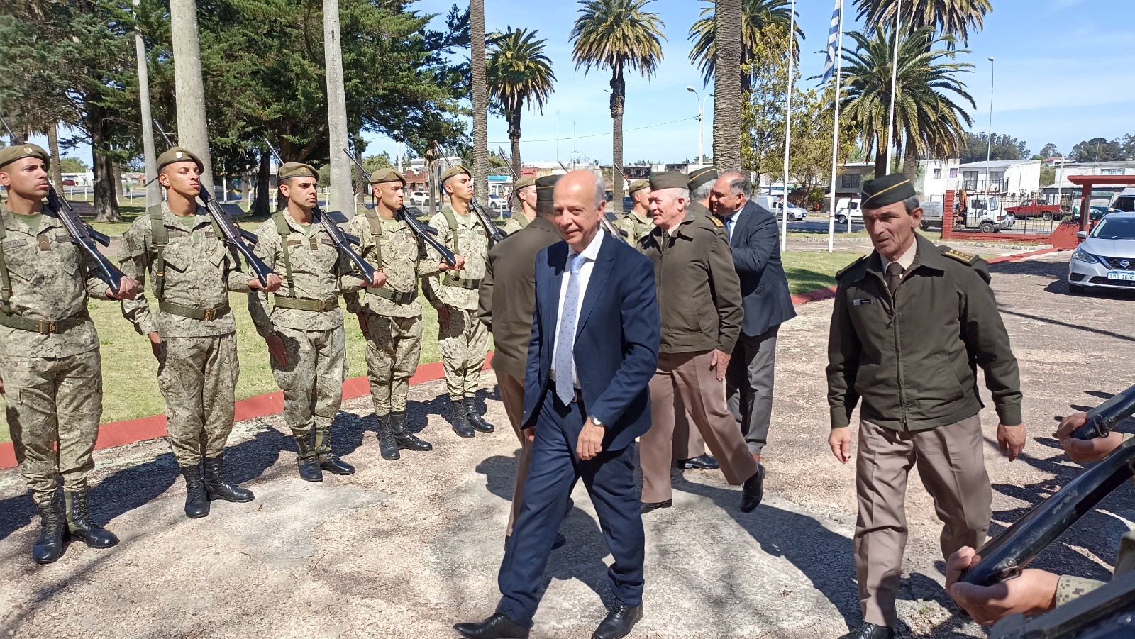 Visita del Ministro de Defensa Nacional y de autoridades de la educación, foto 1