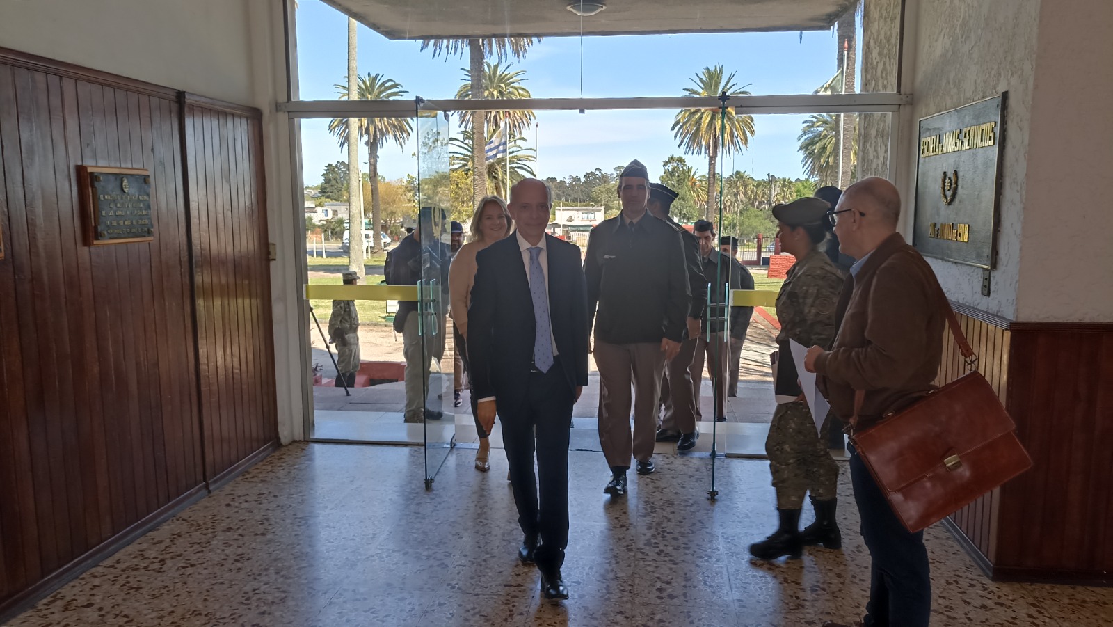 Visita del Ministro de Defensa Nacional y de autoridades de la educación, foto 2